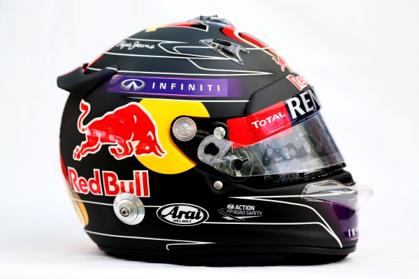 Sebastian Vettelin mattamusta kypärä vuodelta 2013.