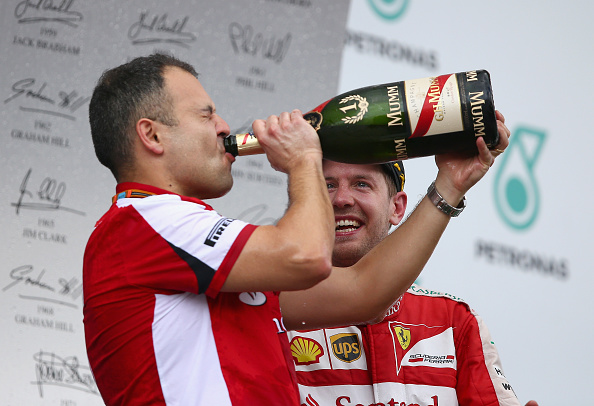 getty_malaysiangp20150329vettelpodiumishampanjaa