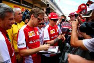 getty_vettelsebastianraikkonenkimi20150508autographa