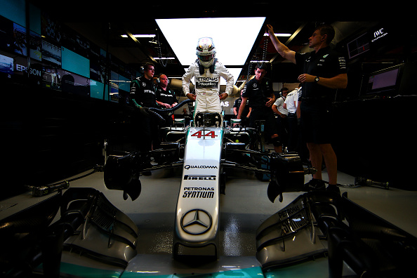 getty_mercedeshamiltonlewissingaporenopeus20150919