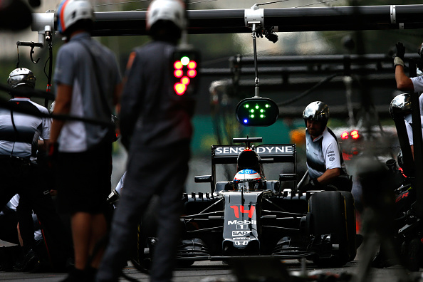 getty_mclarenpitstop201620170208