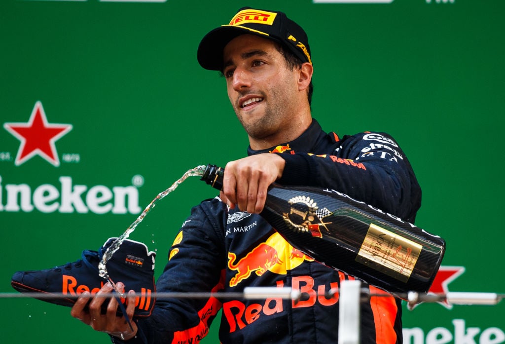 Daniel Ricciardo ja shoey-tuuletus palkintopallilla. 