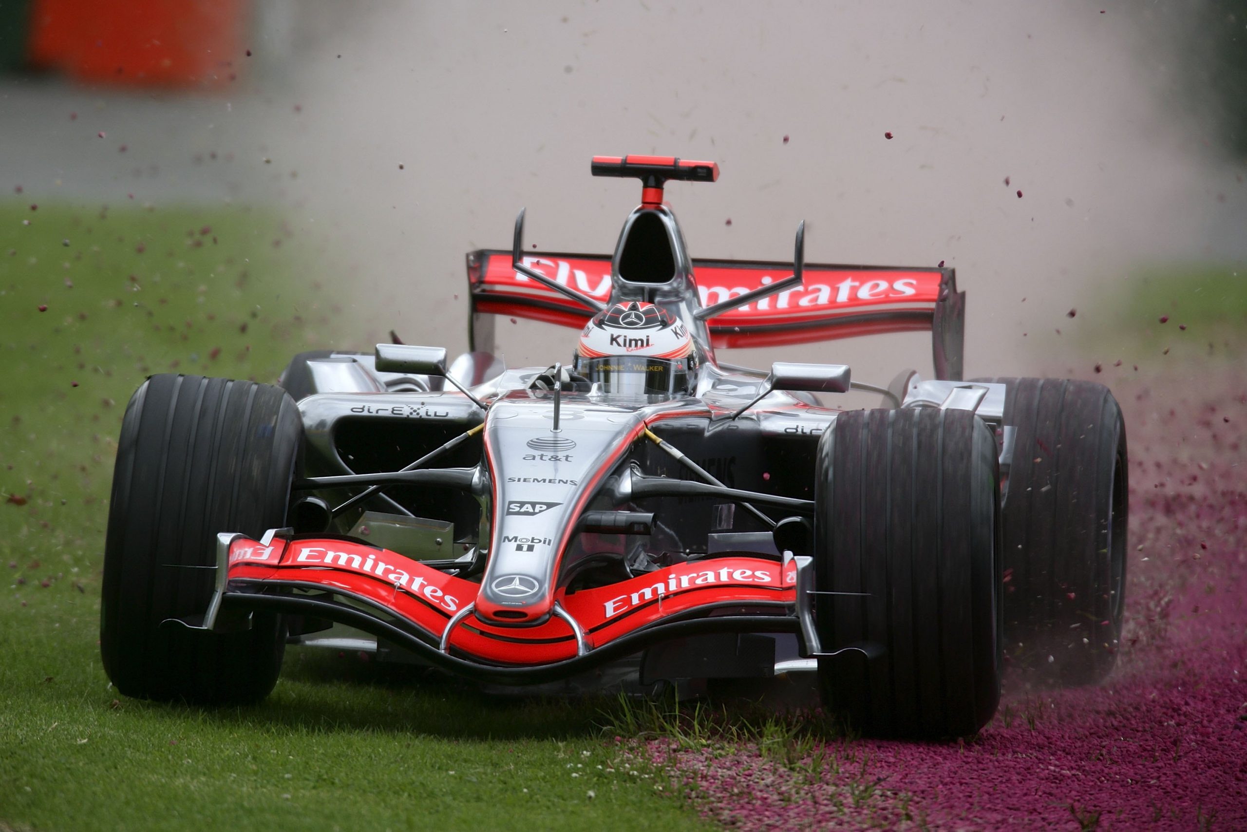 Kimi Räikkönen nurmikolla 2006