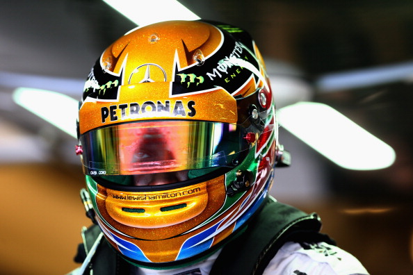 Lewis Hamiltonin kypärä Mercedeksellä kaudelta 2013. 