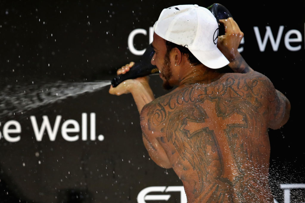 Lewis Hamiltonin tatuointeja. 