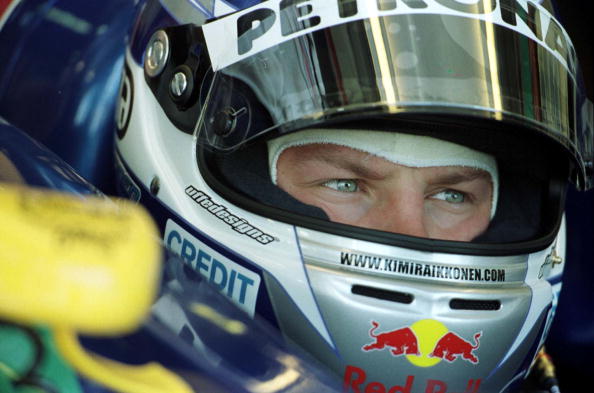 Kimi Räikkösen ensimmäinen F1-kypärä vuodelta 2001.