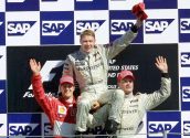F1-konkari kertoo Mika Häkkisen erikoisesta taidosta Michael Schumacheria vastaan – ”Vain hän pystyi siihen” aop_HäkkinenSchumacher20251025