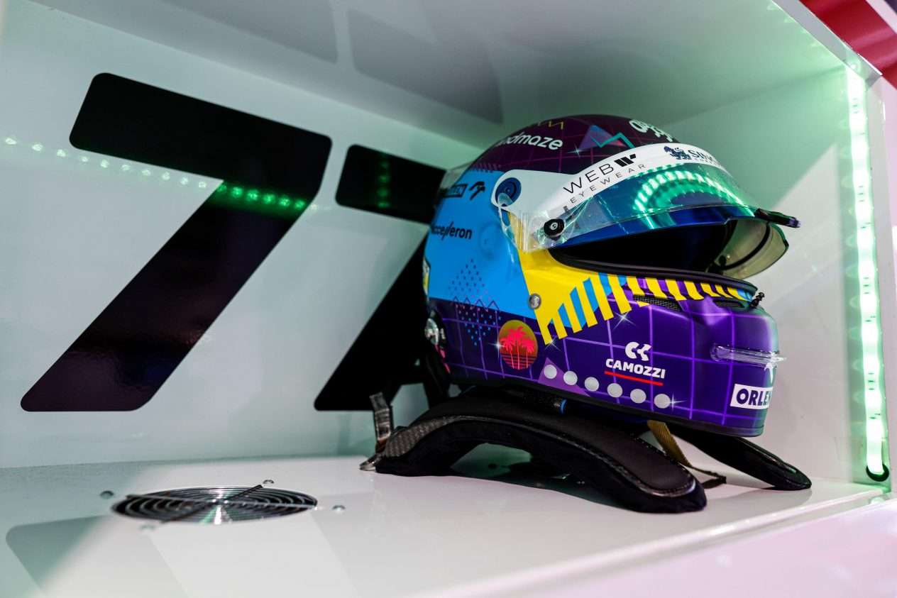Valtteri Bottaksen kisakypärässä oli runsaasti sinistä ja violettia kaudella 2022.