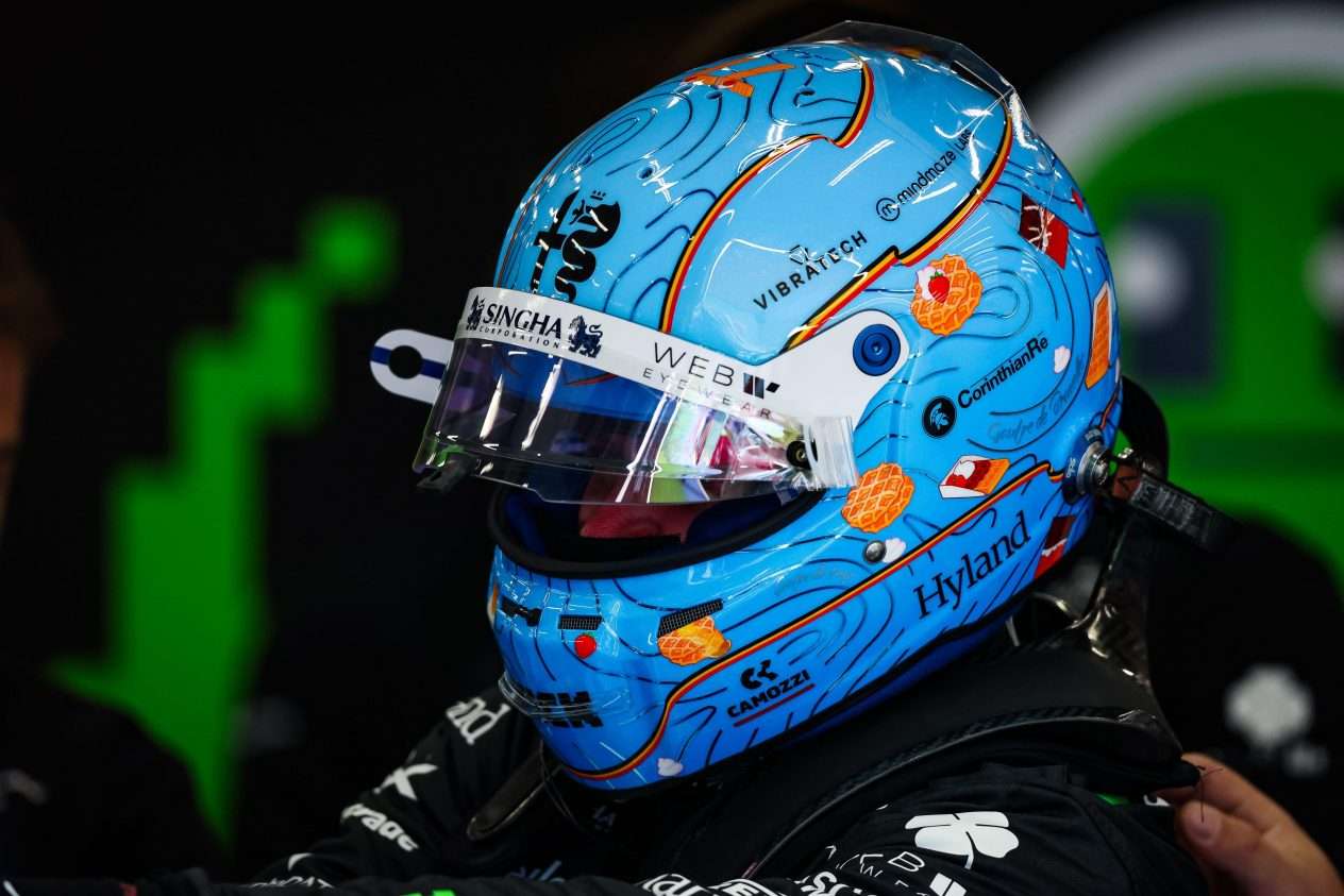 Valtteri Bottas ajoi turkoosilla kypärällä kaudella 2023.