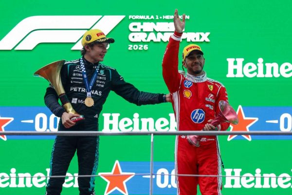 Kiinan GP:n podiumilla Antonelli Kimi vasemmalla ja Hamilton Lewis oikealla