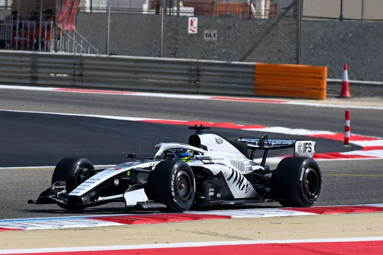 Sergio Pérez: Cadillac-kuljettajan auto on kaudella 2026 väritykseltään musta-hopeinen.