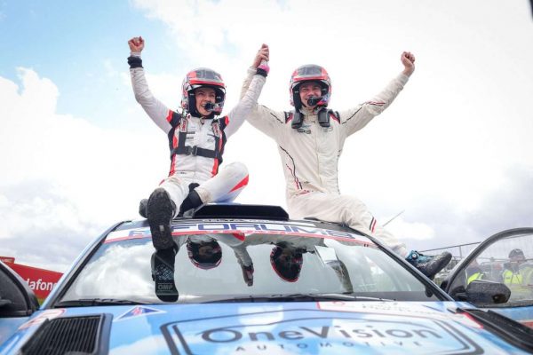 Janni Hussi ja Teemu Suninen juhlistavat WRC2-MM-rallin voittoa Portugalissa 2026